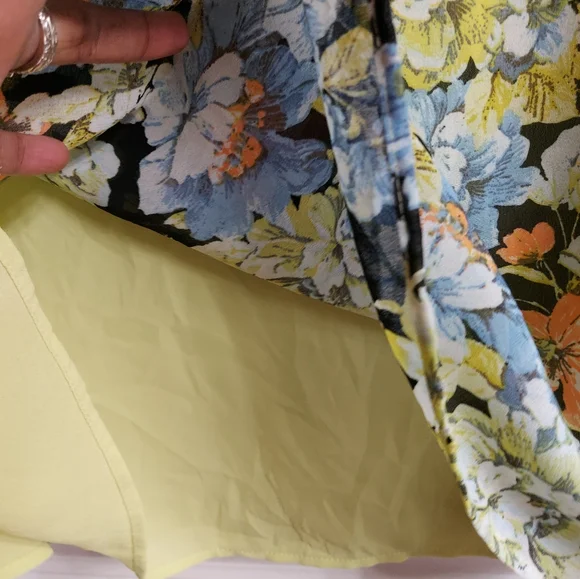 NWT Vince Camuto Blooming Floral Flutter Sleeve Blouse with Ruffled Details - Picture 5 of 14